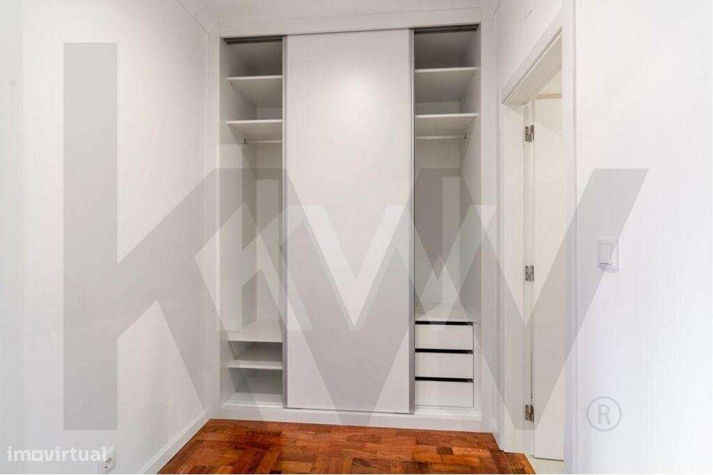 São Domingos de Benfica | Apartamento T2 Remodelado c/ varanda junto a-16