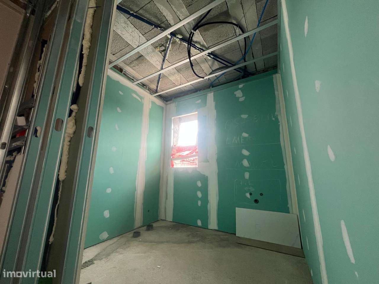 Moradia T4 em Fase Final de Construção com Piscina — Centro de Chaves-17