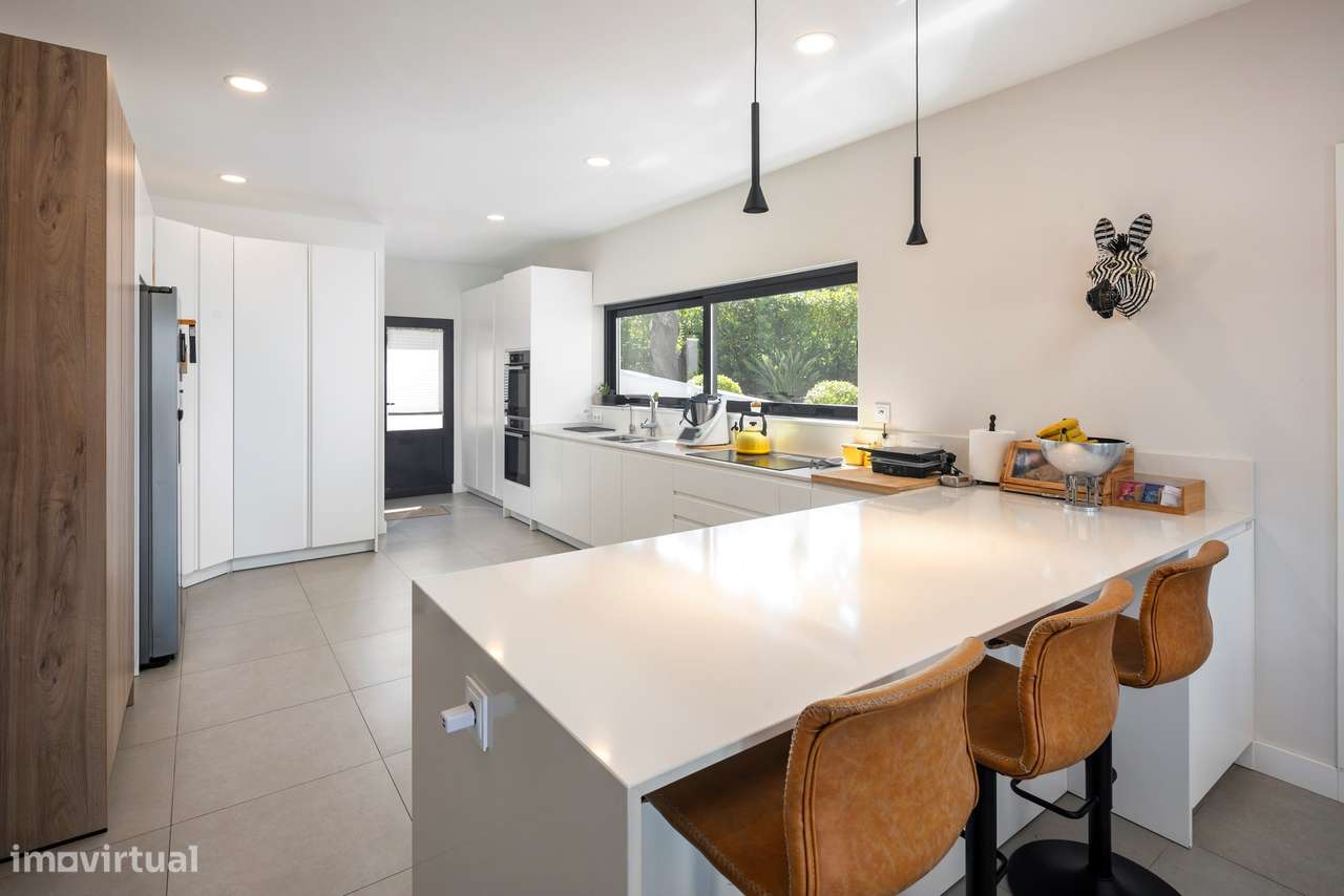 CASA DOS SONHOS EM CALIÇAS COM 4 QUARTOS, PISCINA E GARAGEM-3