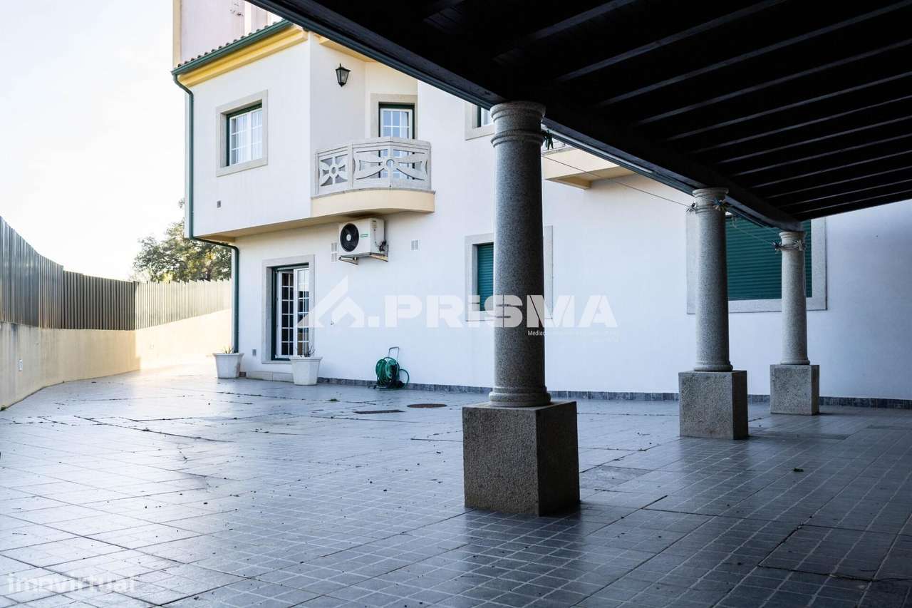 Moradia T5 para Venda em C. Branco-35