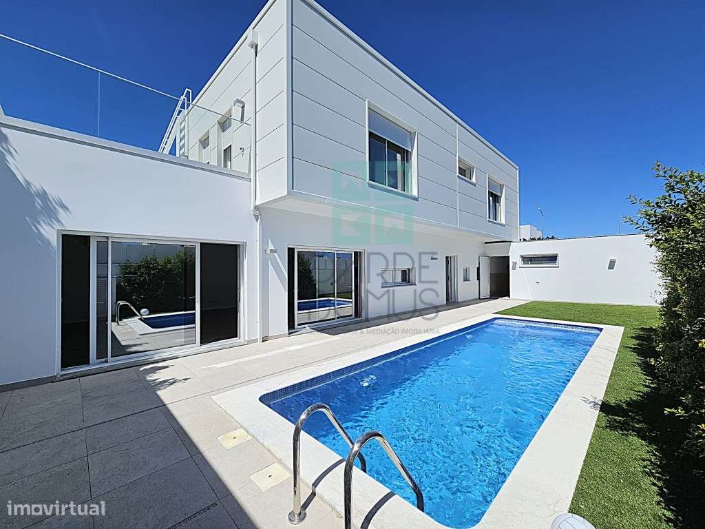 Moradia T4 com Piscina e Garagem Dupla perto do Centro de Tavira-4