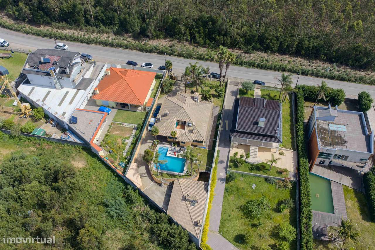 Encantadora Moradia de 4 Frentes-43