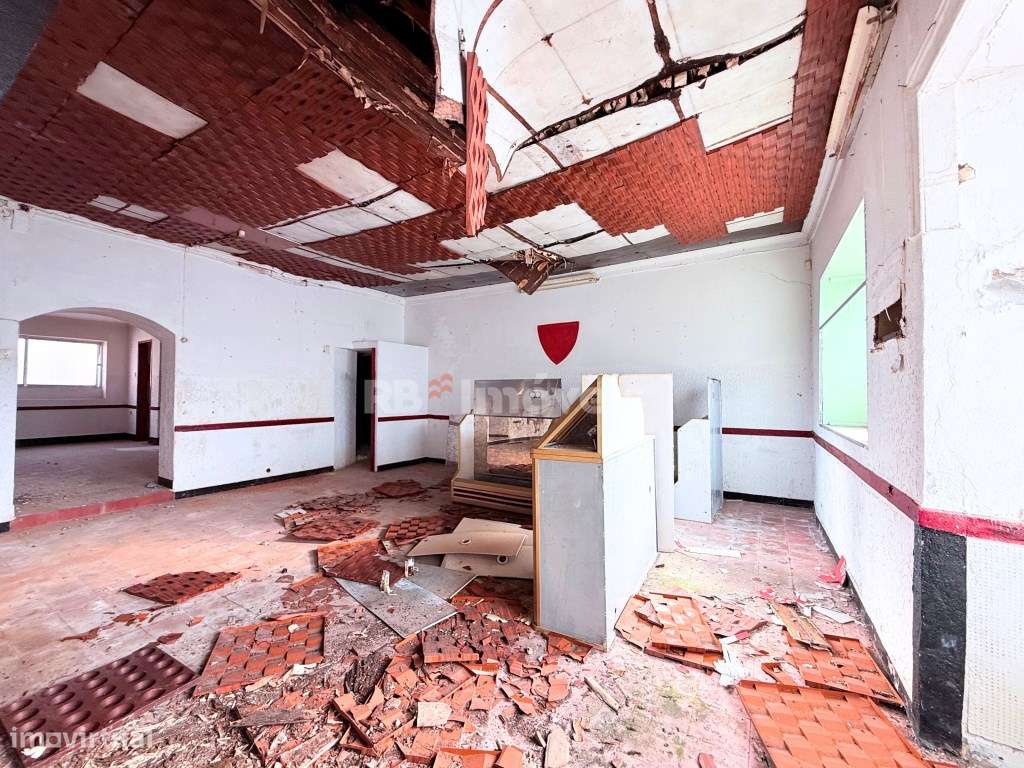 Conjunto de 4 imóveis para venda, perto da estação da CP - Grande imagem: 4/60