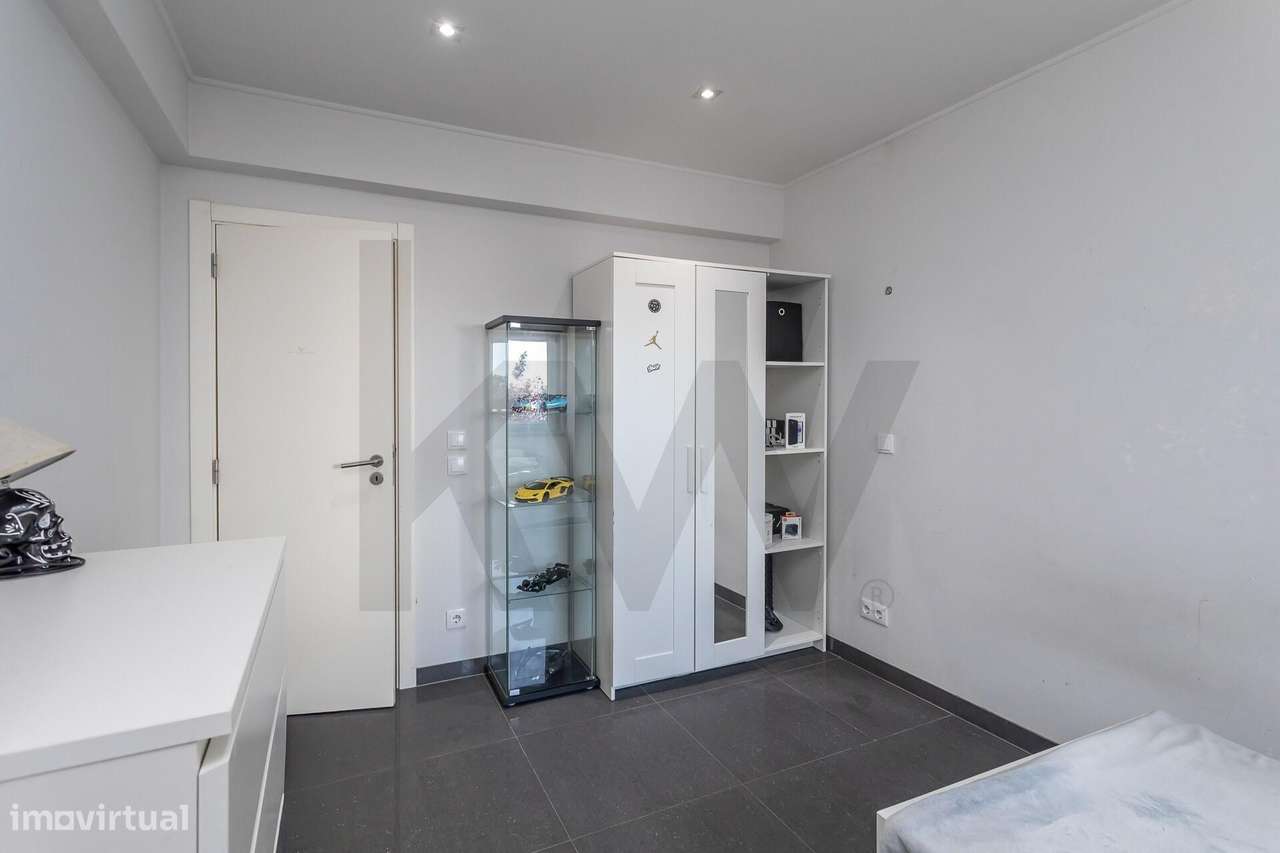 Exclusivo Duplex T3 Remodelado com Garagem Box Independentemente na Ri-21