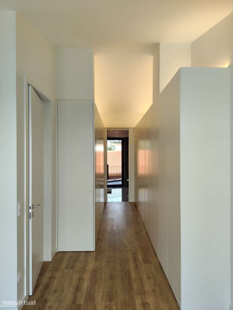 Moradia T4 com piscina, garagem e jardim em Canidelo-33