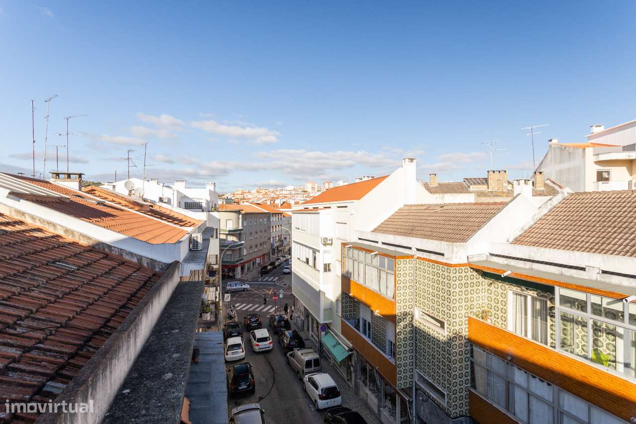 Apartamento T2 na Amadora: Potencial Único com Sótão e Varanda Solaren-4