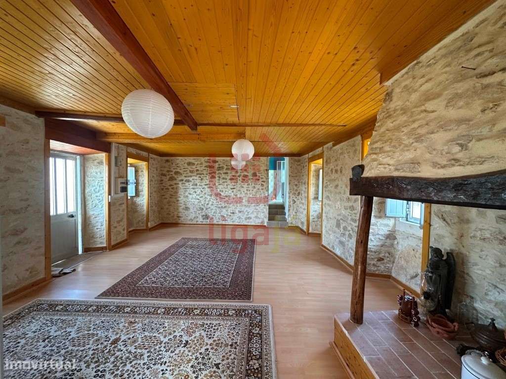 Moradia T2 com Terreno e Anexos - Ourém!-3