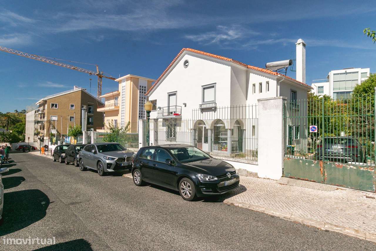 Terreno de 956m2 com duas moradias em Alcântara, Lisboa, uma T4 e T3-14