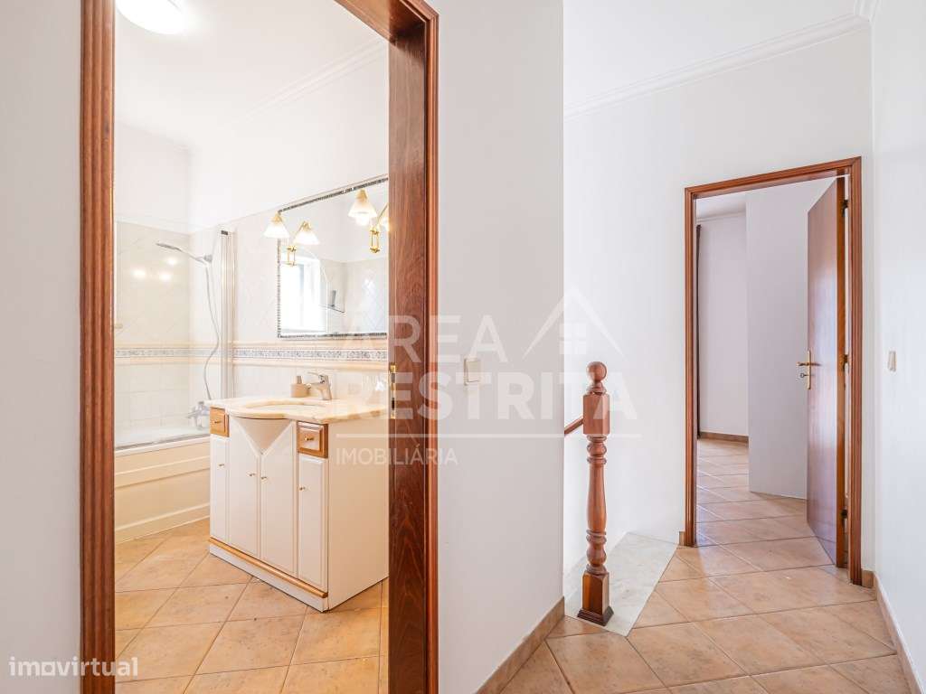 Moradia Geminada T3 com Garagem, Excelentes Áreas e Localização Pri...-25