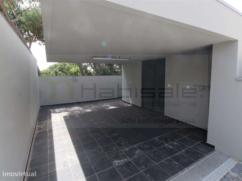 Moradia V3 +1 com piscina em Barcarena-36