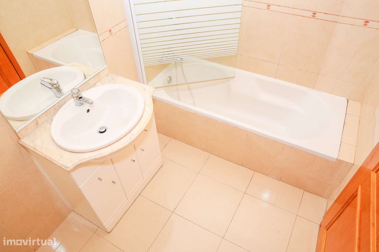 Excelente apartamento T3 com 111m2 no centro da Abrigada-49