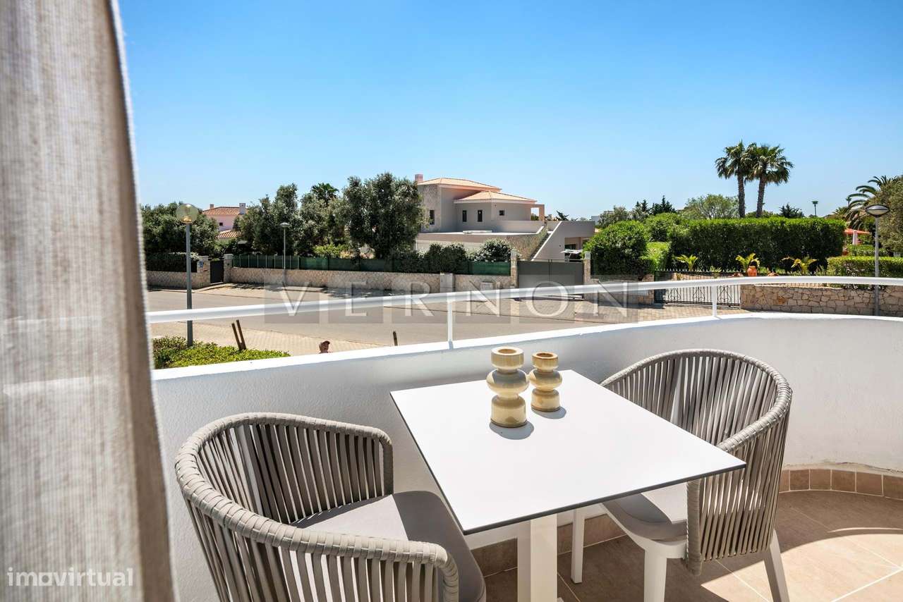 Algarve, Carvoeiro, apartamento T1+1 espaçoso, com piscina e estaciona - Grande imagem: 3/32