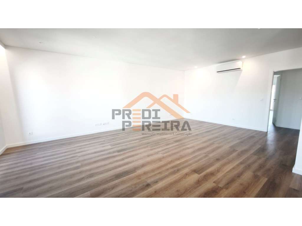 Situado em Caneças, apartamento T4 com duas suites, uma box e um pa...-12