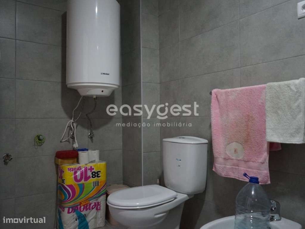 Moradia recentemente recuperada com três pisos e ampla garagem - Grande imagem: 5/30