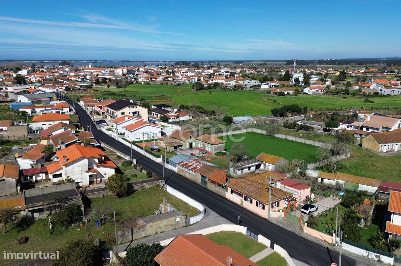 Moradia com terreno e anexos-0