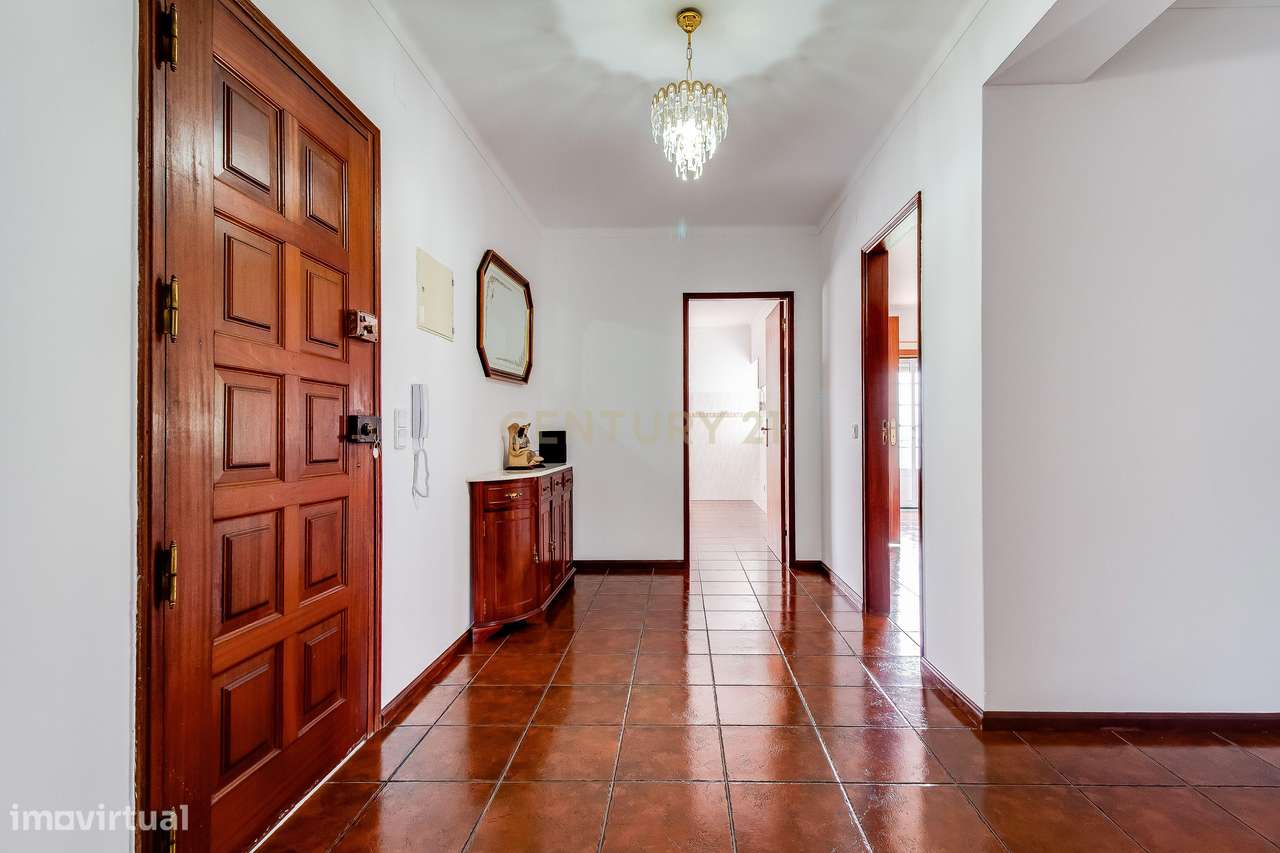 Prédio com 2 apartamentos+garagem+terreno-2