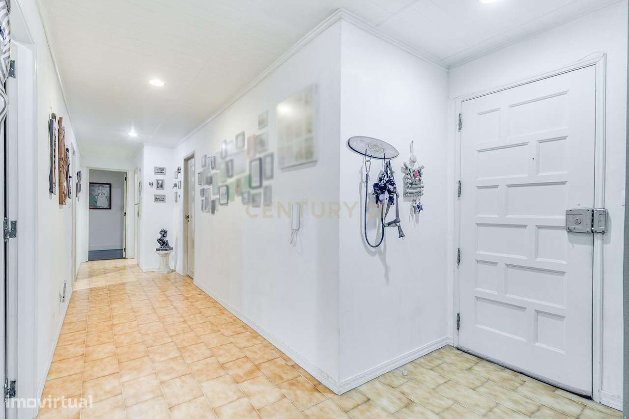 Espaçoso apartamento T4 transformado em T3-26