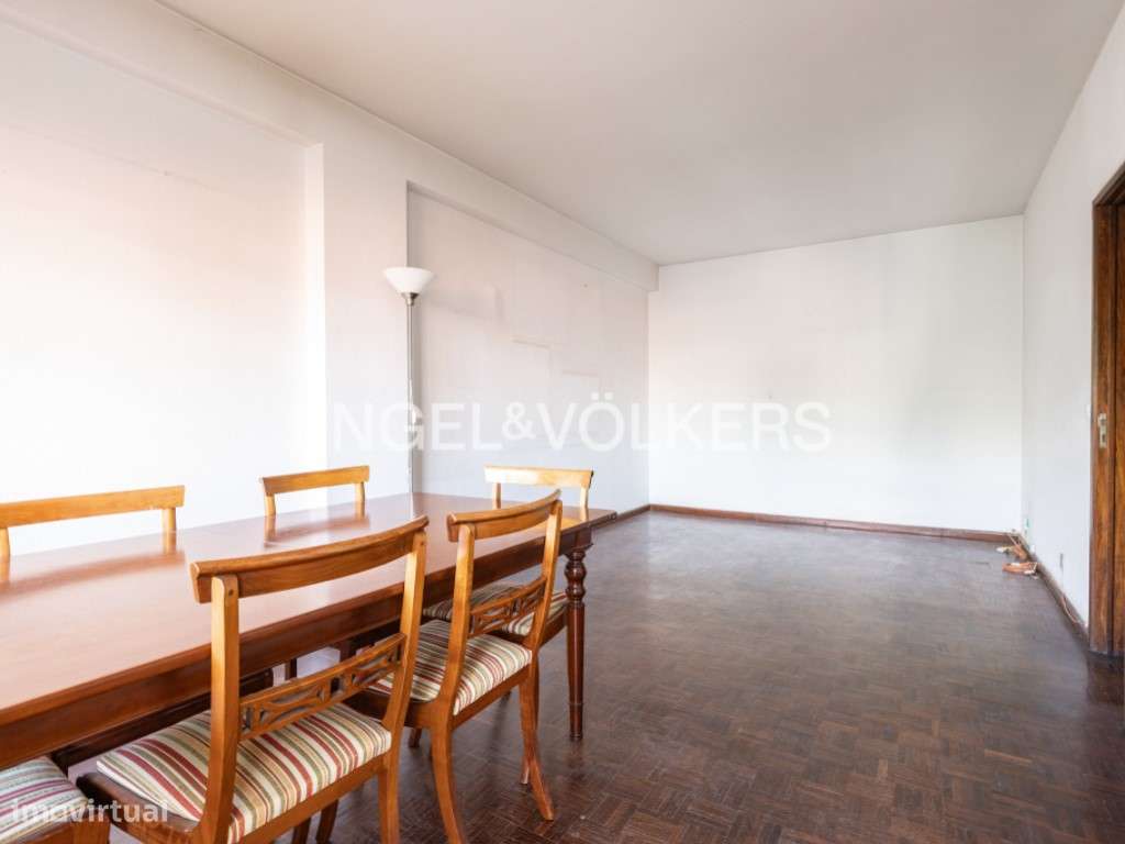 T3 com Terraço Privativo nas Avenidas Novas Oportunidade de Remodel...-1