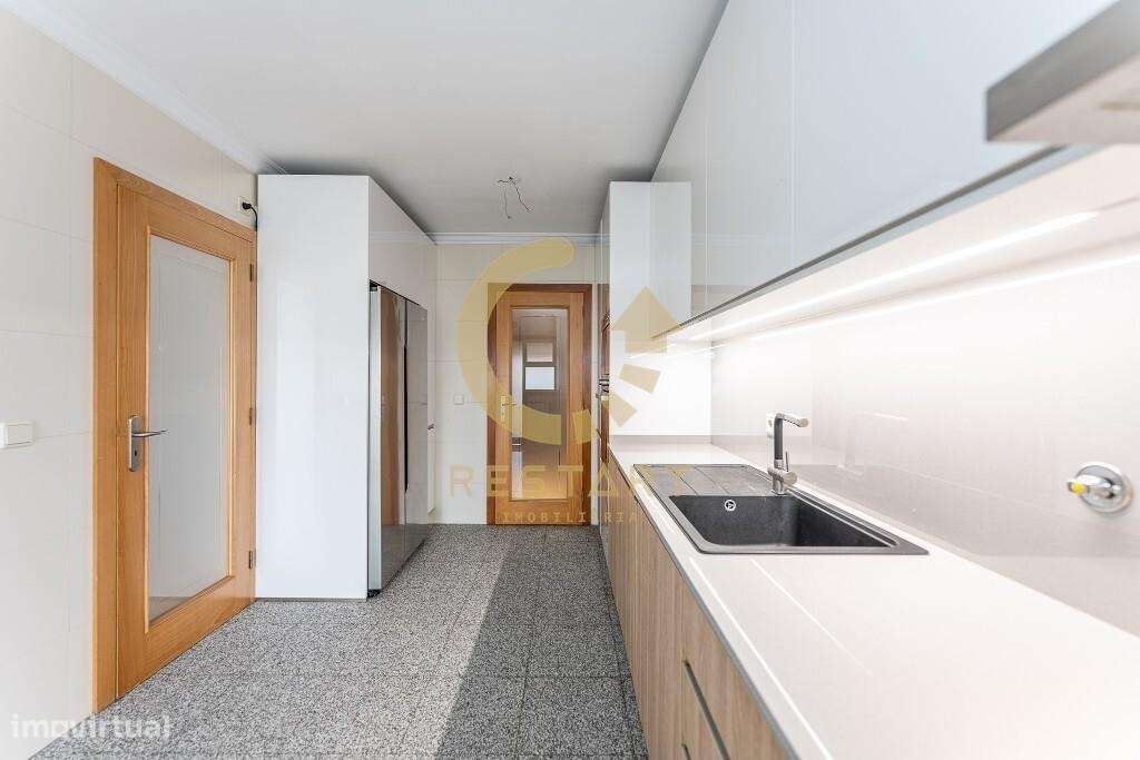 Apartamento T3 com excelente exposição solar, box fechada e junto ao m-51