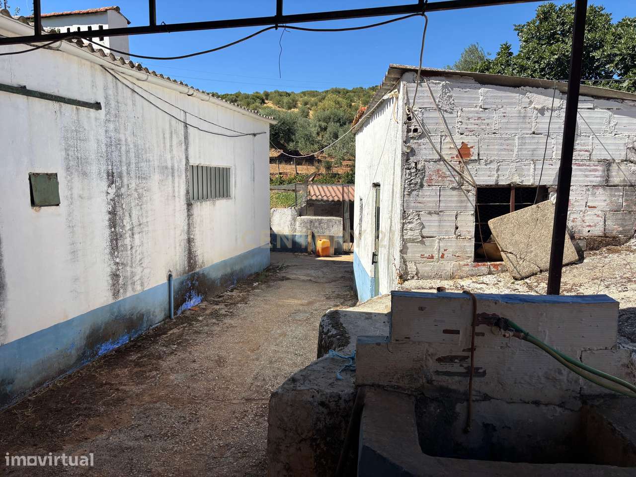 Quintinha com Moradia T2 + Armazém | 2ha vedados | Rio | Fruteiras | A-35