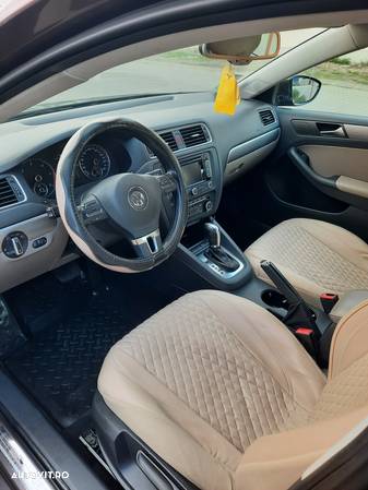 Volkswagen Jetta 2.0 TDI Comfortline DSG - 2