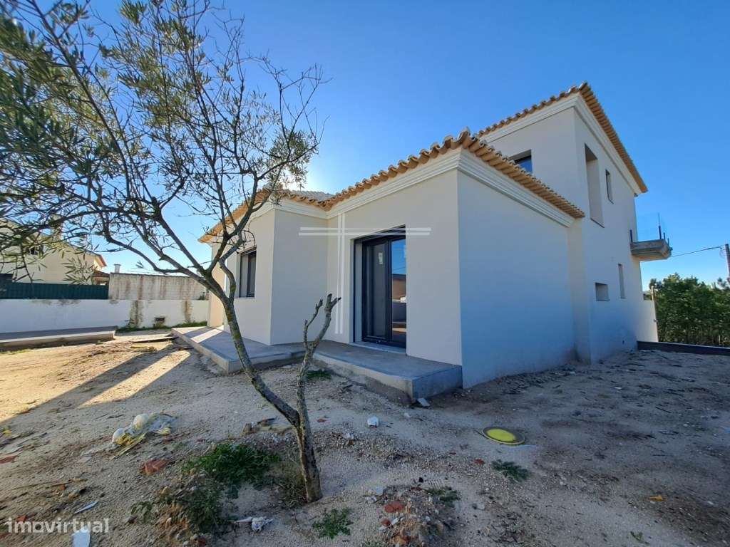 Moradia Isolada T4 Arquitetura Tradicional Com Garagem E Piscina