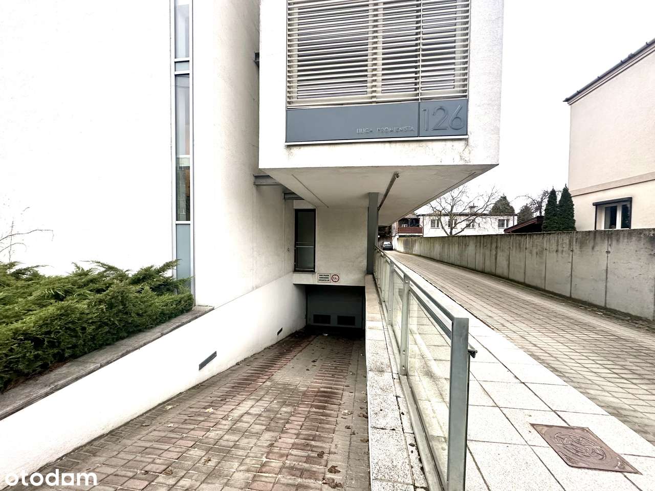 Mieszkanie z zadaszonym tarasem, klimatyzacją oraz miejscem postojowym-13