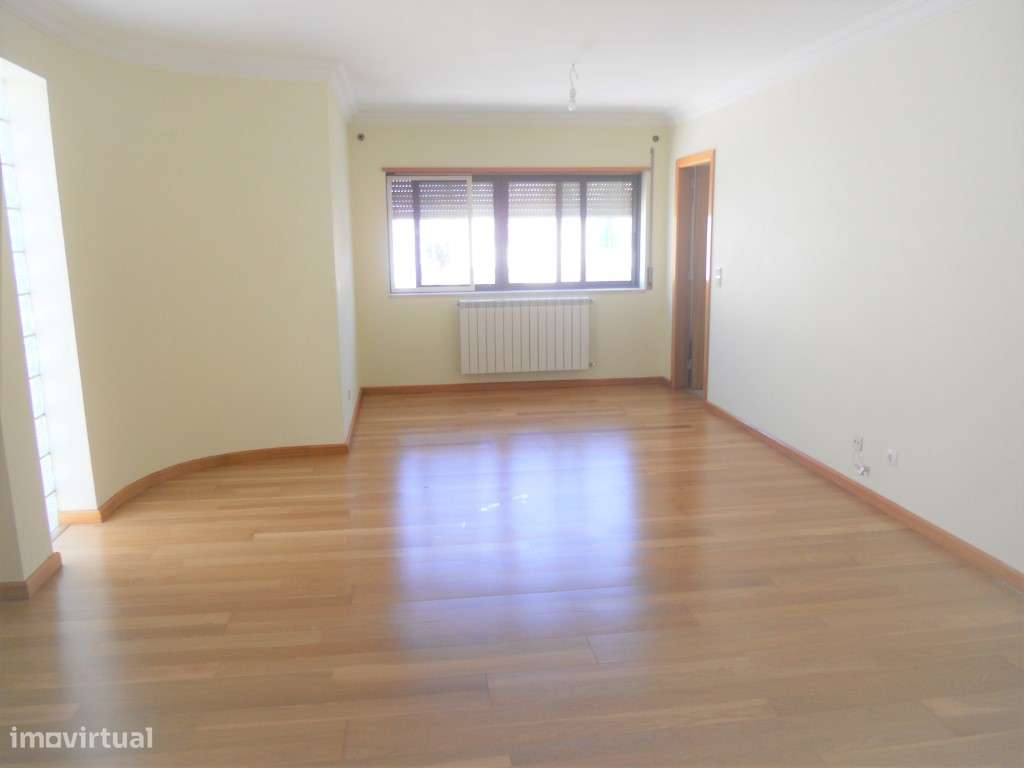 T2 com parqueamento no Centro de Mem Martins - Grande imagem: 2/24