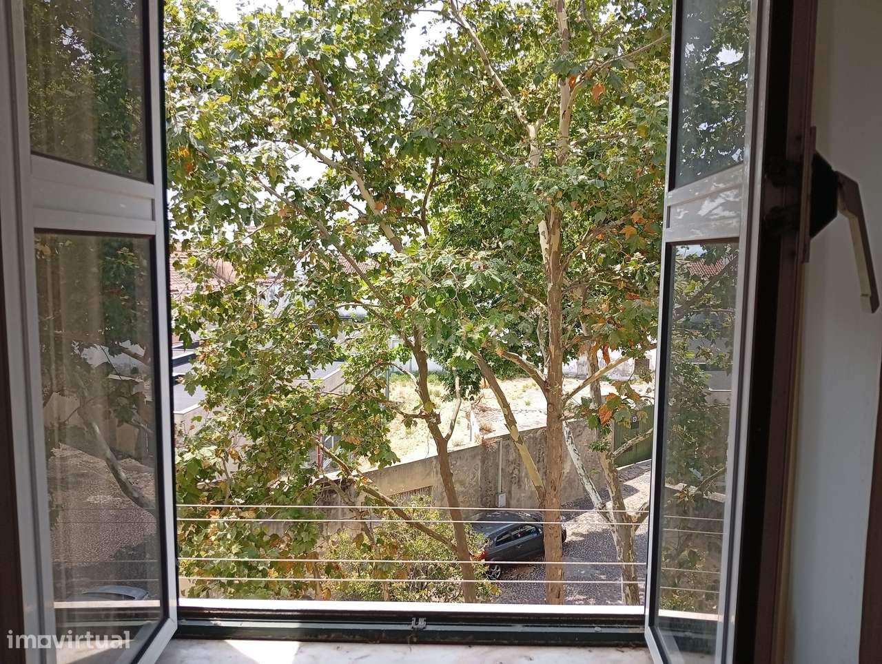 Apartamento para remodelação total situado na zona oriental (a 10m a p-12