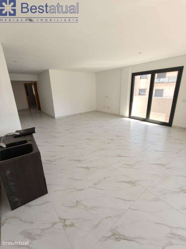Apartamento T3 c/Lugar de Garagem P/ 2 Carros-8