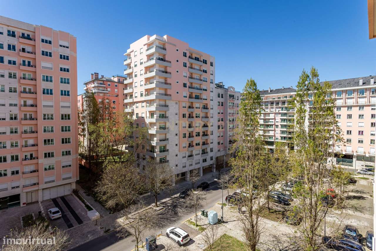 T2 com varanda, arrecadação e lugar de garagem – Rua São Bento Menni,-28