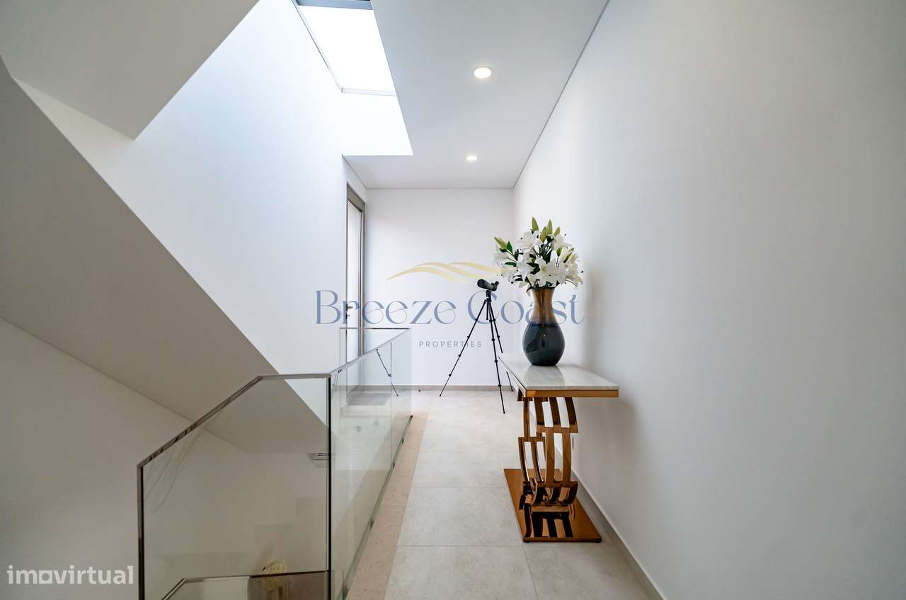 Moradia T4+1 de luxo com elevador-11