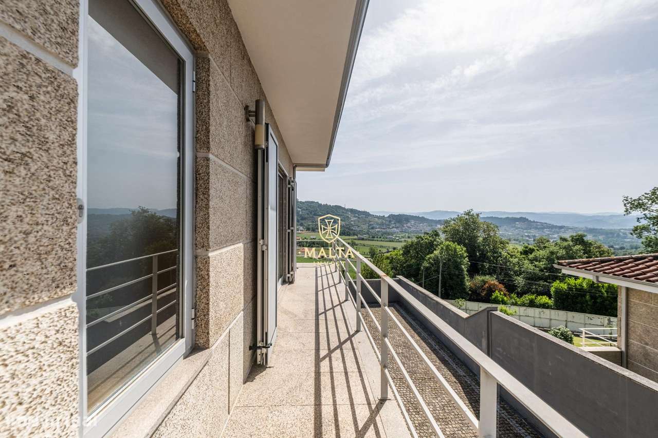 Moradia de Sonho na zona da Falperra!-43