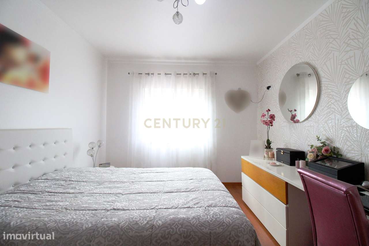 Moradia V3+2 de Luxo com Garagem, Sótão Aproveitado e Domótica Alexa n-21