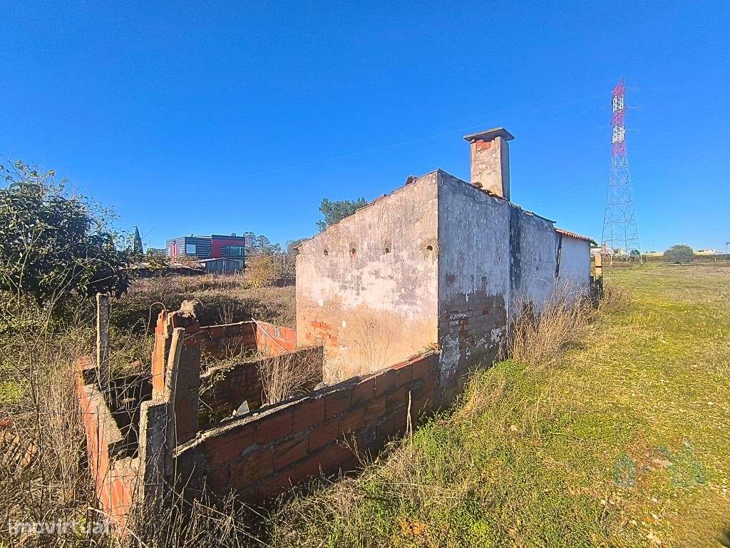 Moradia com potencial de renovação no Entroncamento-6