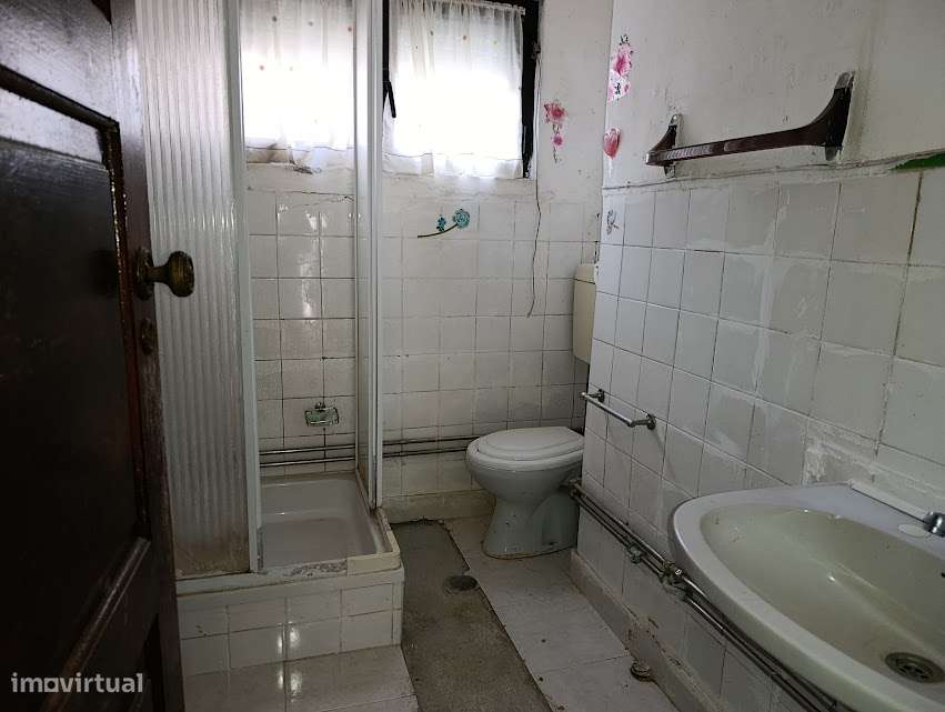 Moradia T3 geminada, com quintal, em Santa Clara, Coimbra-10