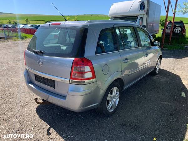 Dezmembrez piese Opel Zafira B - 2