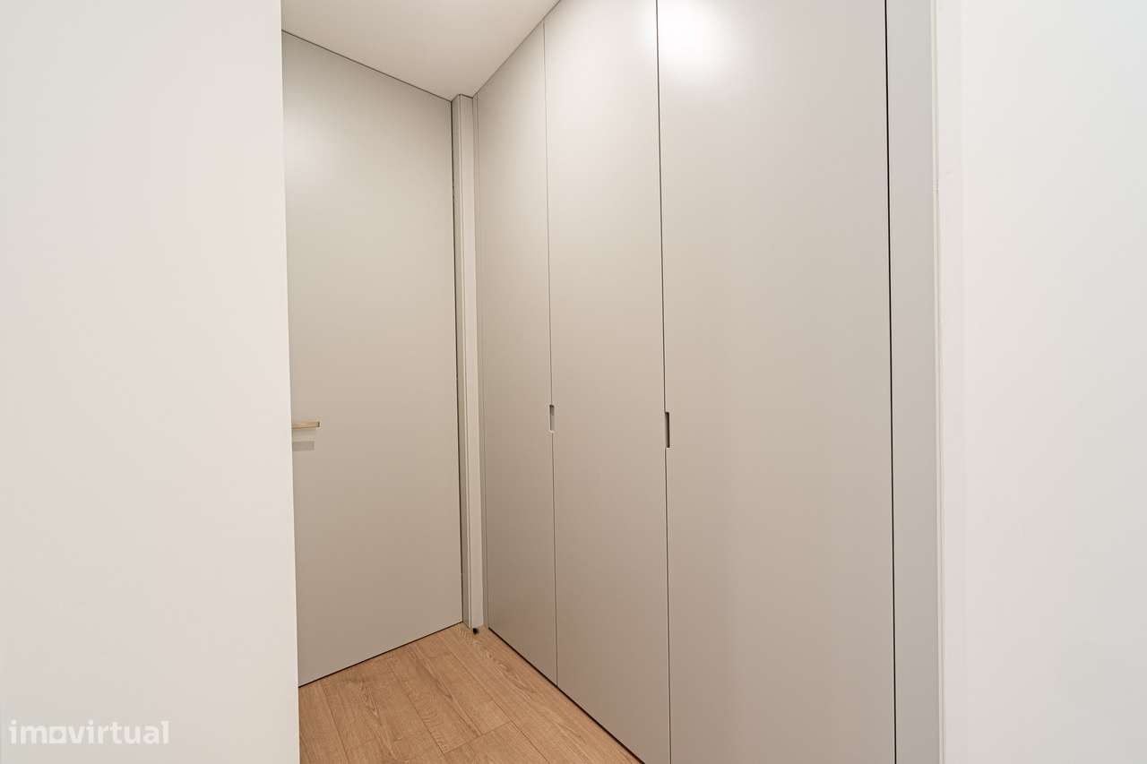 T4 amplo, 4 suites e estacionamento 4 carros – Marquês, Porto-30