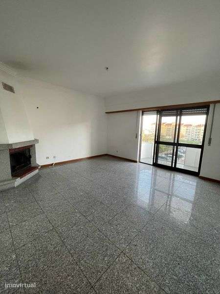 T2 com Varandas, Elevador e Arrecadação – Excelente Localização - Grande imagem: 5/12