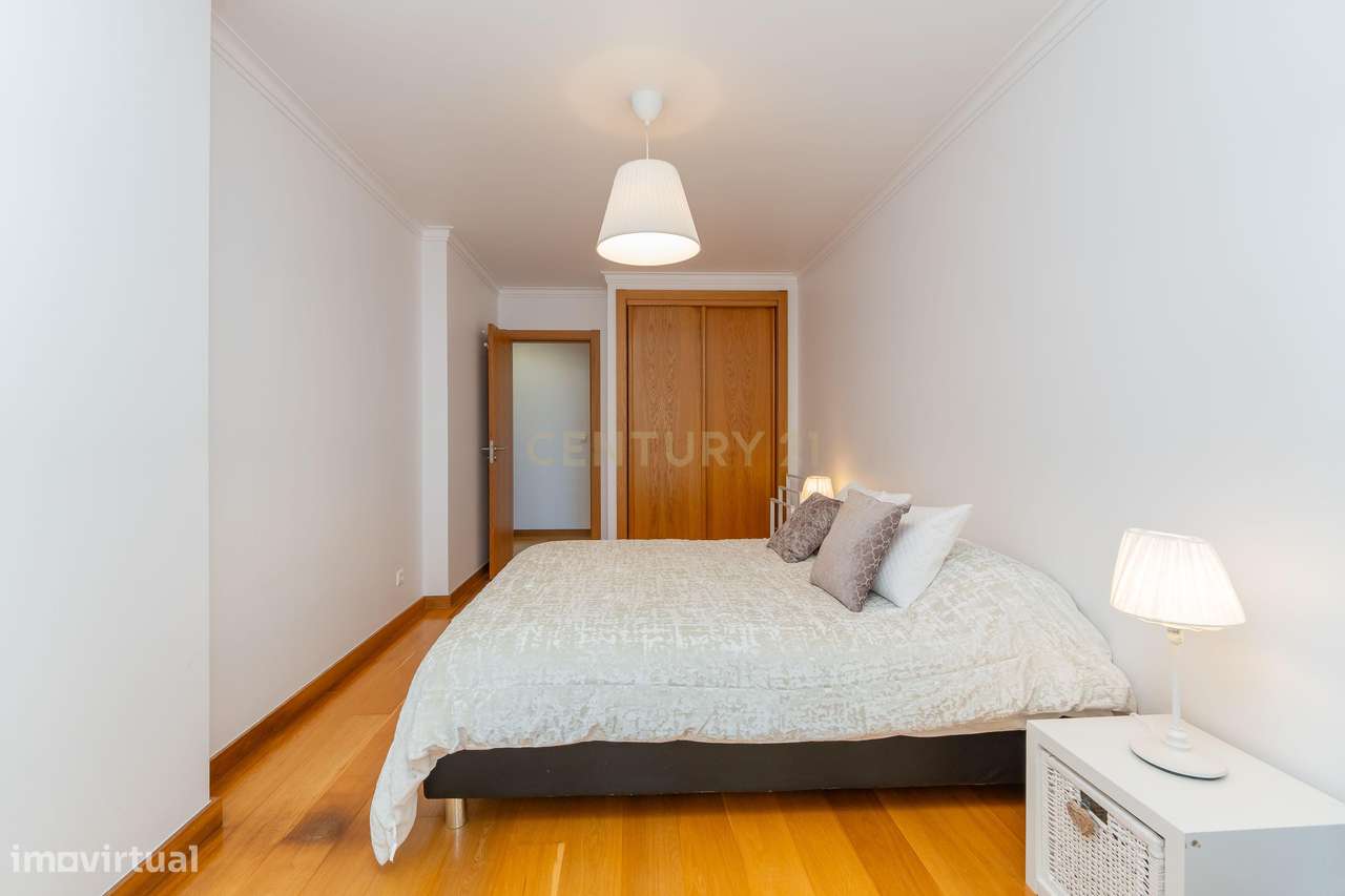 T2 na Urbanização do Neudel em excelente estado.-16