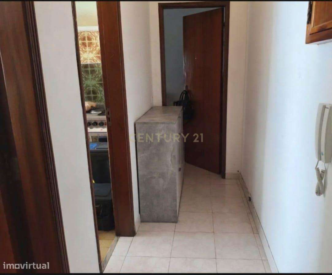 T1 com excelentes áreas, varandas e arrecadação – Forte da Casa-8