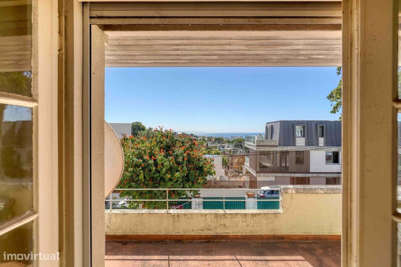 Moradia para recuperar no centro do Estoril, com piscina e vista mar-36