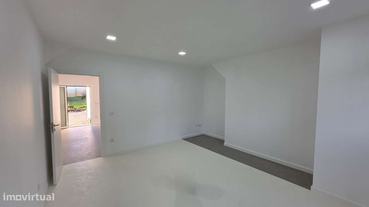 Moradia com dois apartamentos independentes com terreno e armazém. - Grande imagem: 4/55