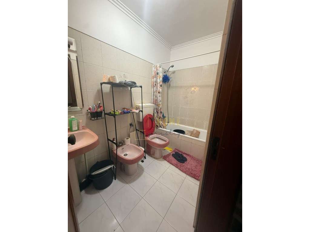 Fantastico T2 com Elevador em Massamá-15