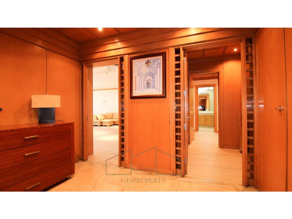 Apartamento T4 nas Torres das Amoreiras-5