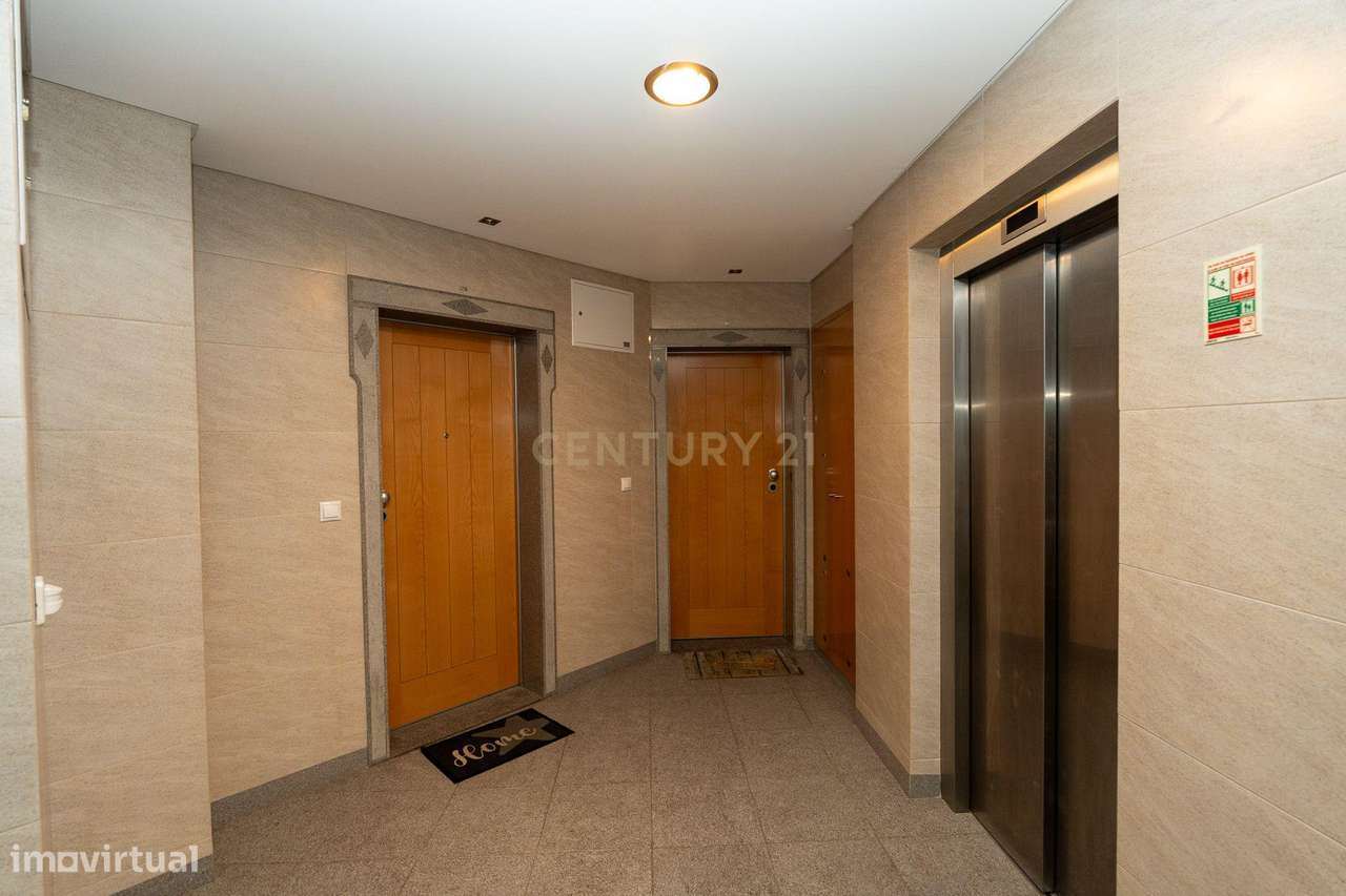 Apartamento de tipologia T3, com 2 varandas, 2 WC e box para 4 viatura - Grande imagem: 3/59