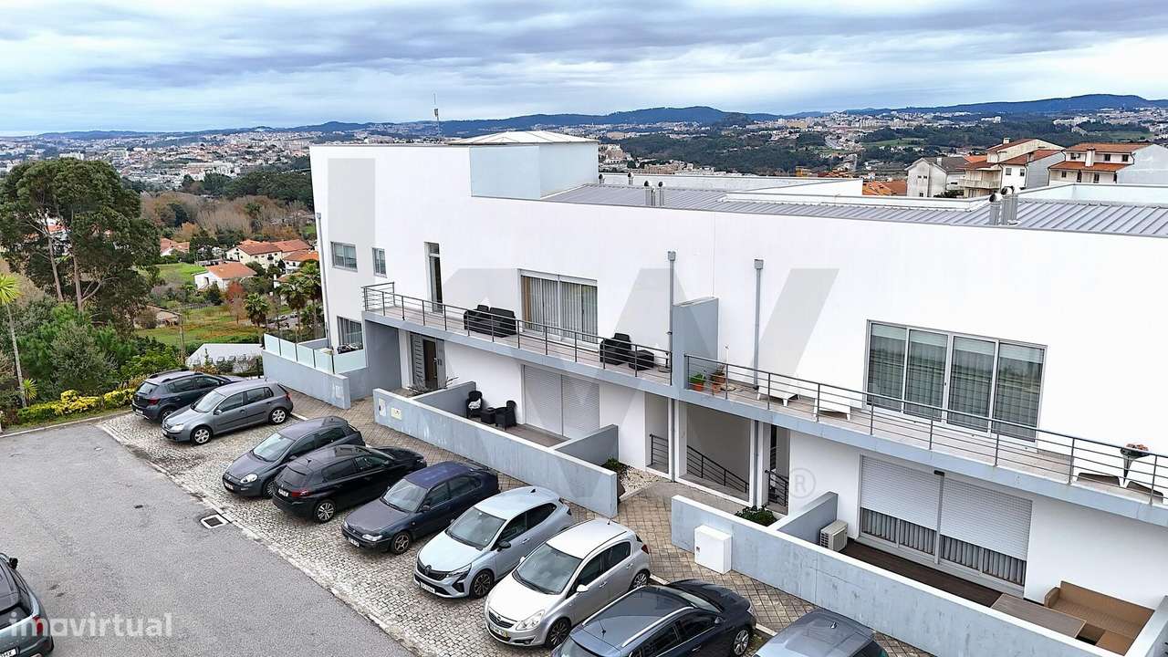 Apartamento T3 c/ 233m2 | Garagem 2 Carro | Enorme Varandas | Elevador-0