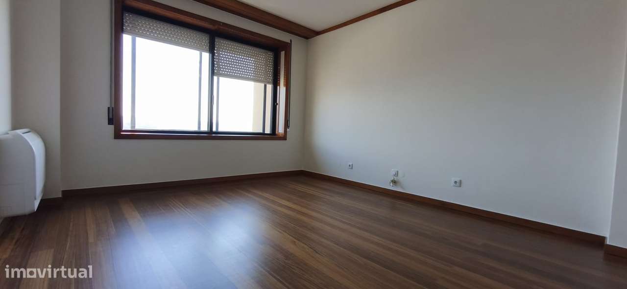 magnifico T5 duplex remodelado na Rua Miguel Torga , Penedo da Saudade-7