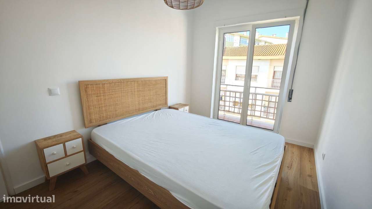 Apartamento T2 remodelado, com varanda e sótão. Centro da cidade.-13