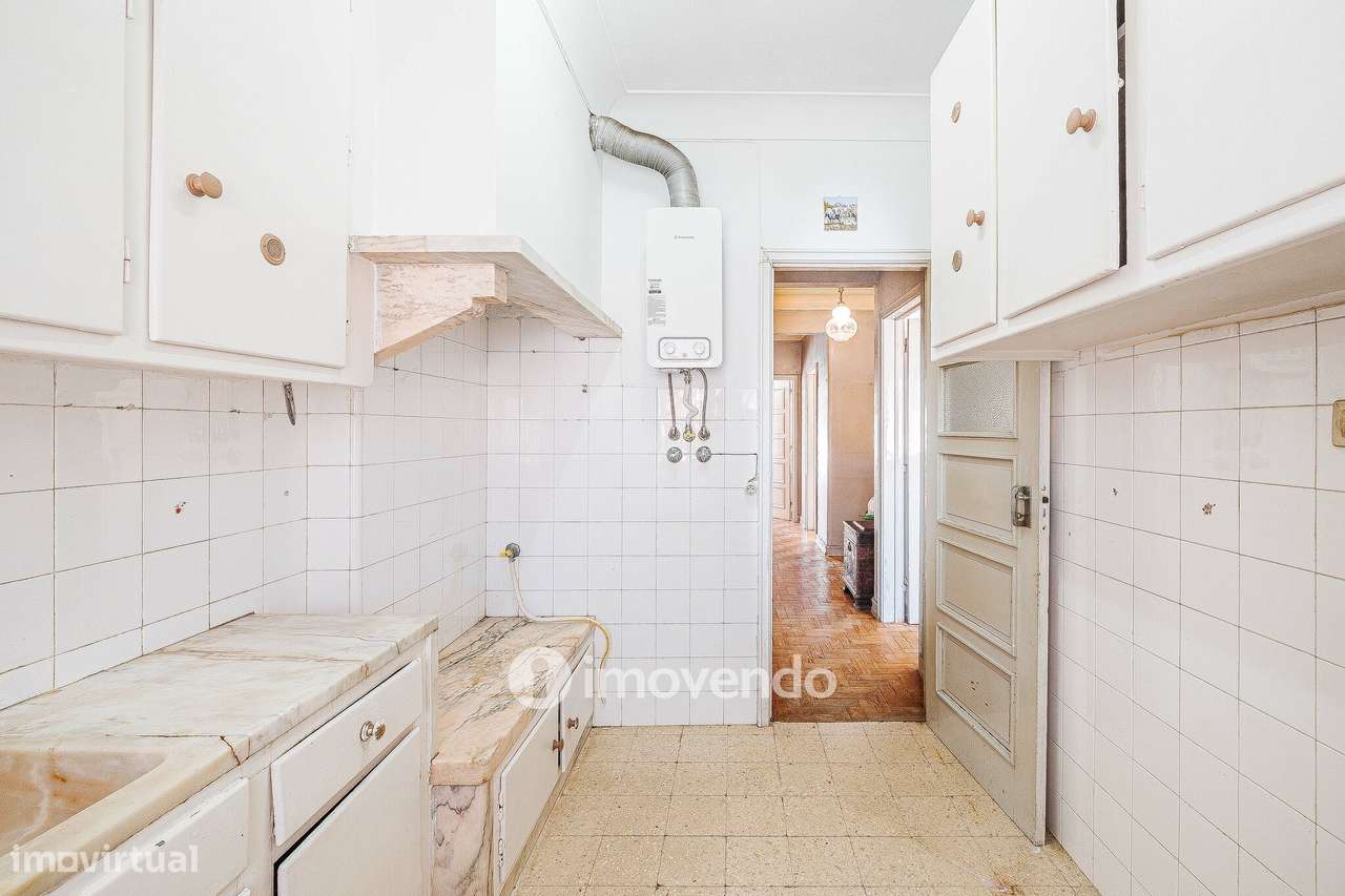 Apartamento T2 com duas varandas, na Graça, em Lisboa-21